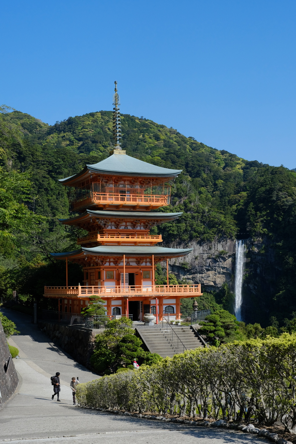 青岸渡寺三重塔と那智の滝