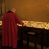 ケルン大聖堂 神父とロウソクの灯り