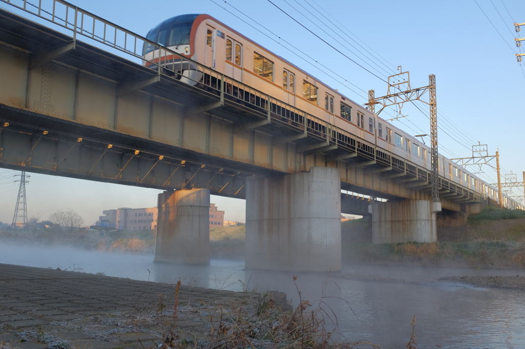 川霧たちこめる柳瀬川。