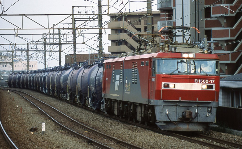 タンカー列車が行く。