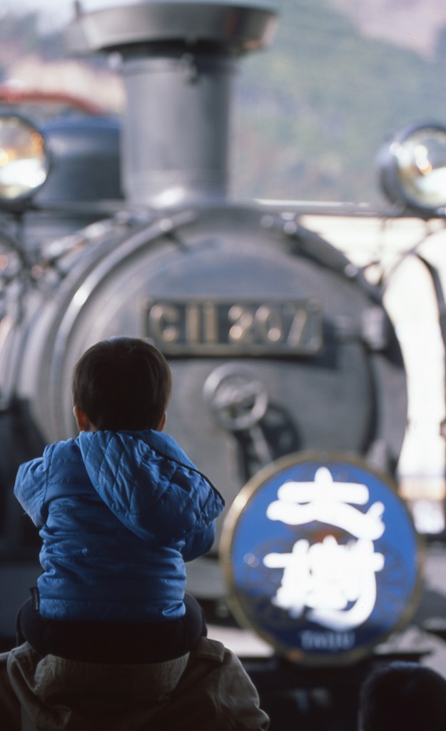 肩車の少年とSL大樹。