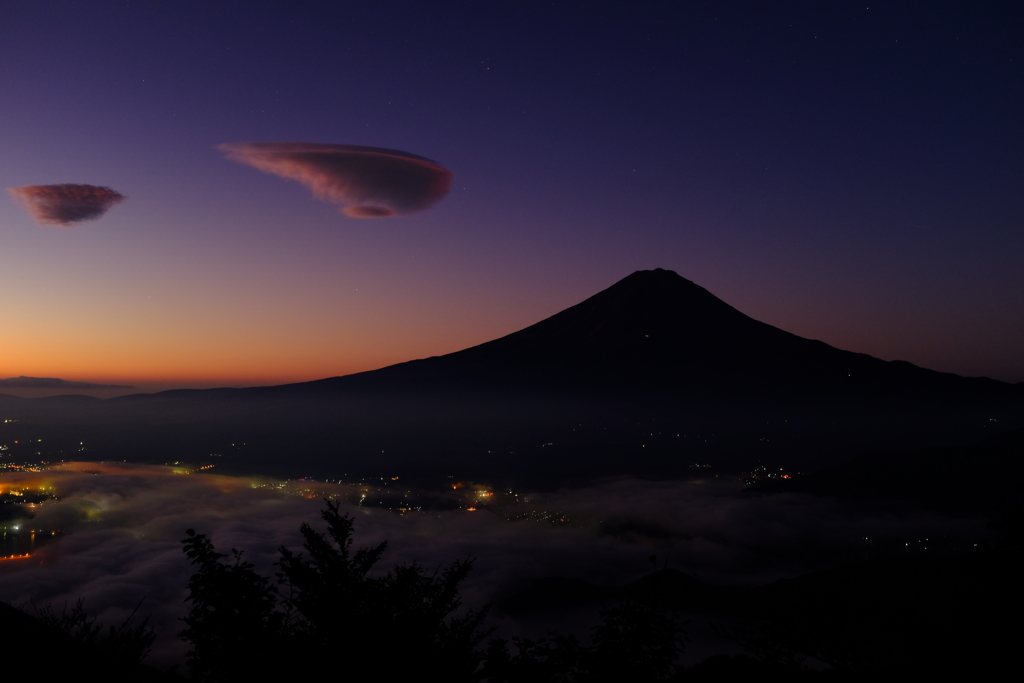 雲海とつるし雲、夜明け前。