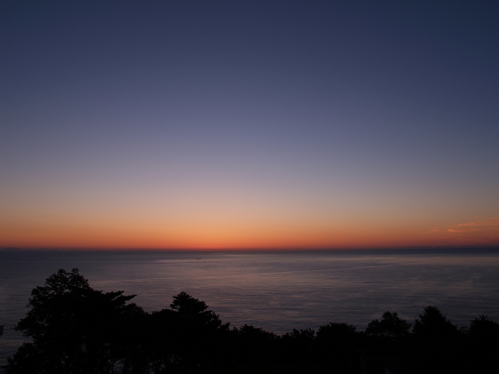 夜明けの海