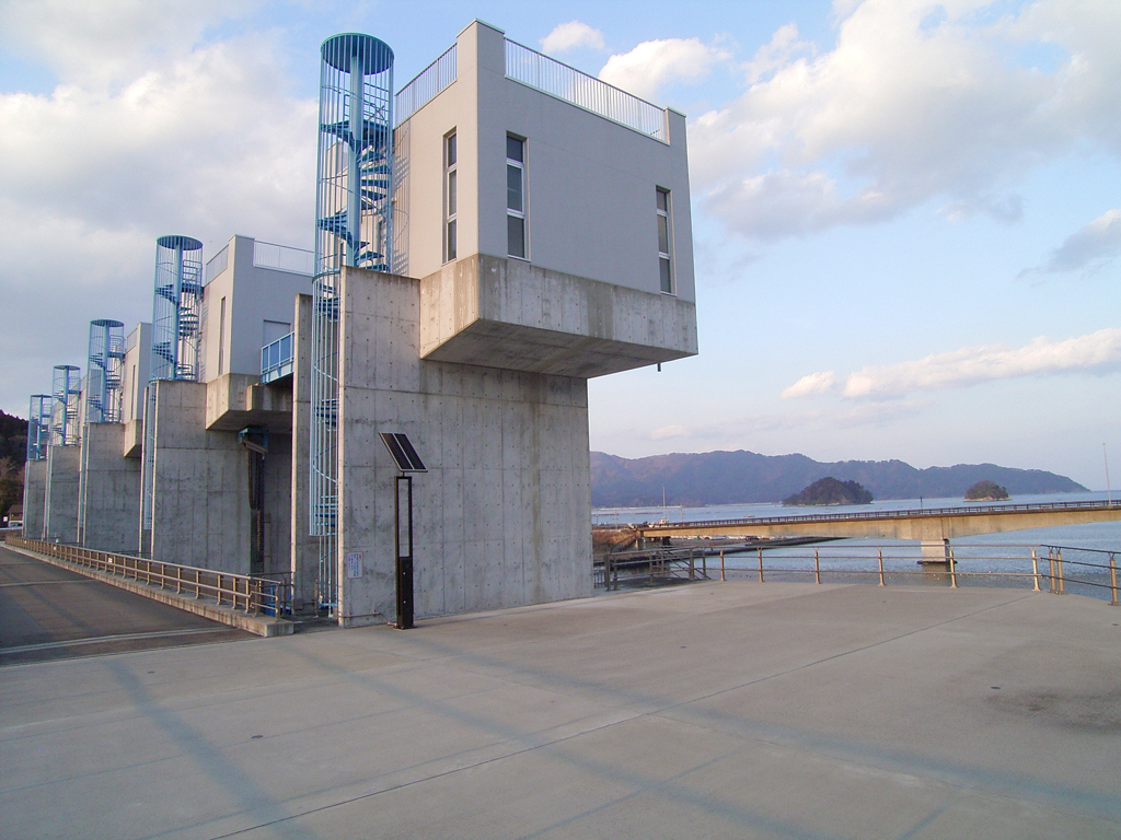三陸　牡蠣の山田湾と水門②