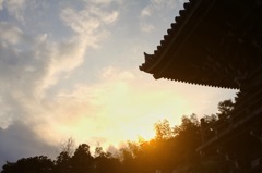屋根と夕日