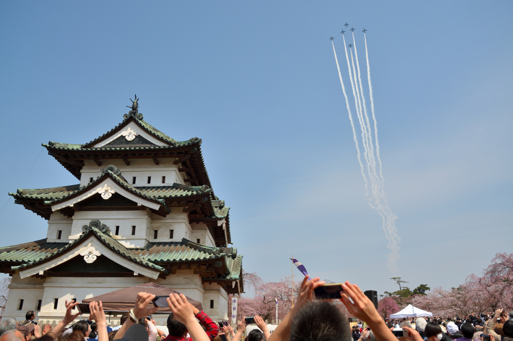 弘前城とブルーインパルス