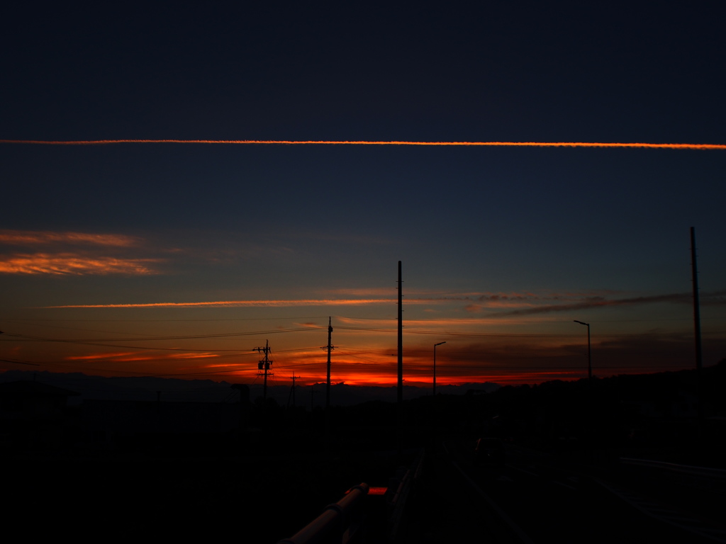 夕焼け色の飛行機雲