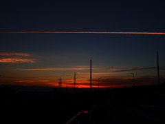 夕焼け色の飛行機雲