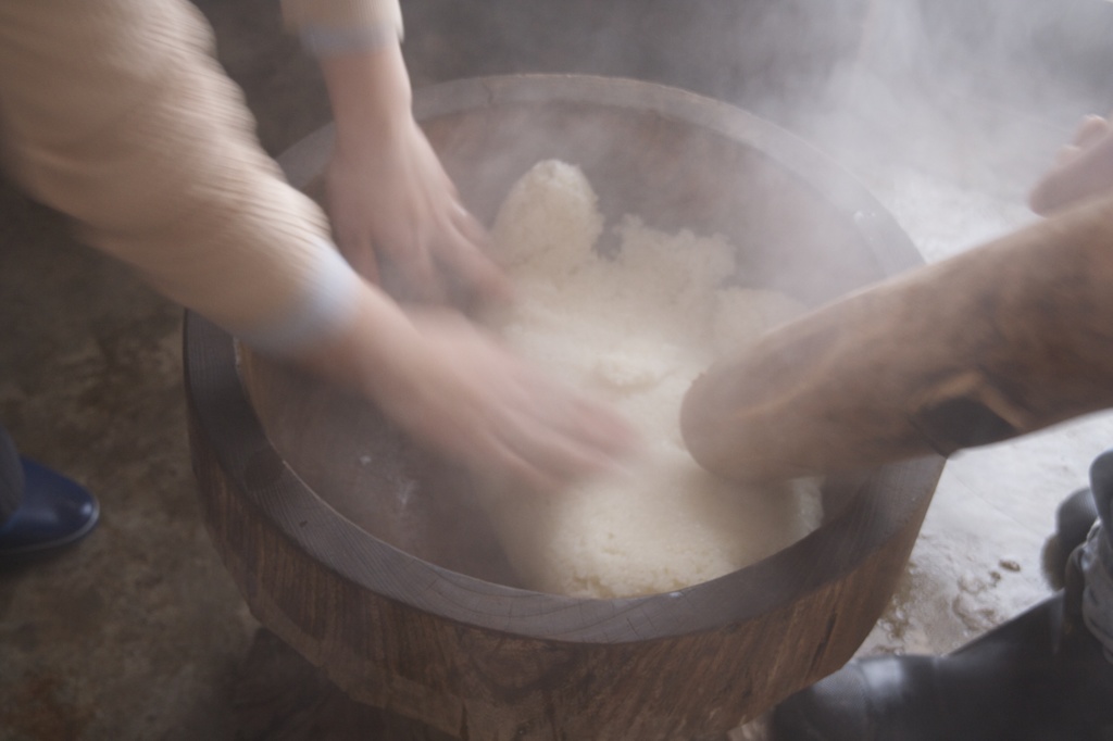 親子で餅つき