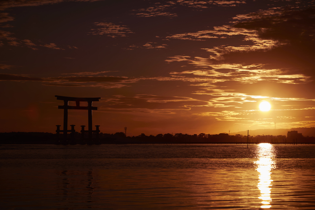 湖上に立つ鳥居