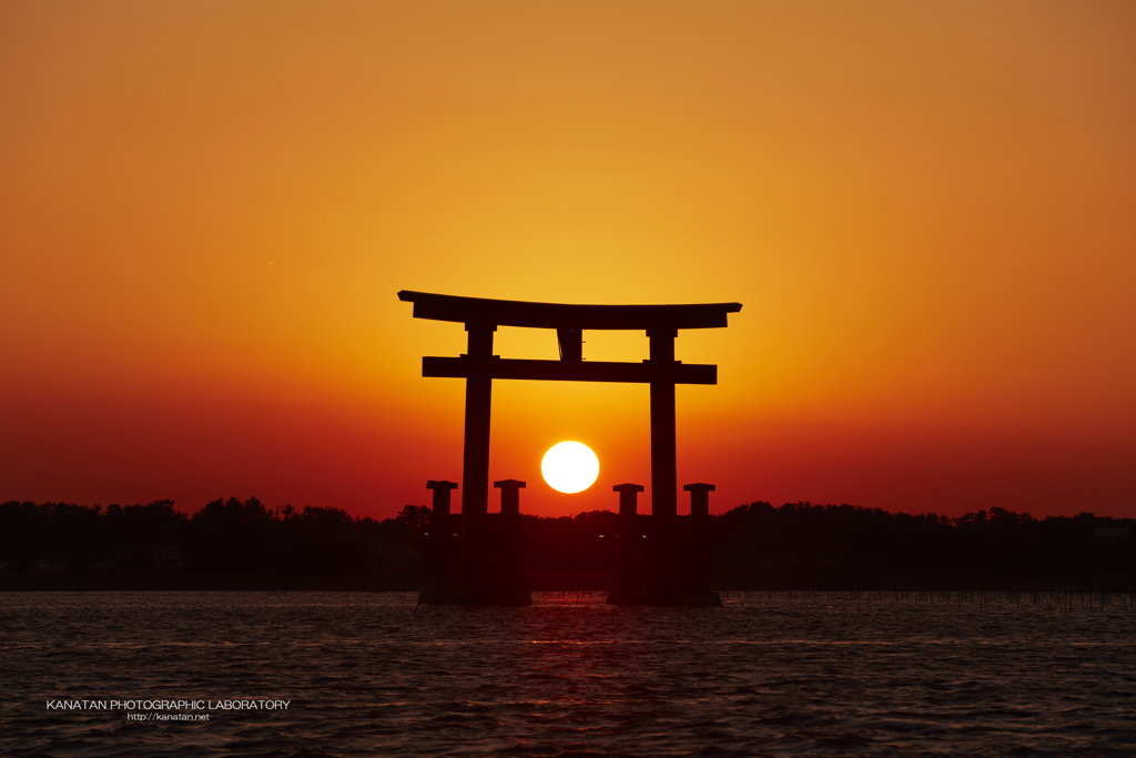 湖上の夕日