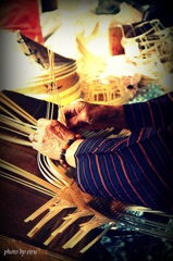 笠を編む手