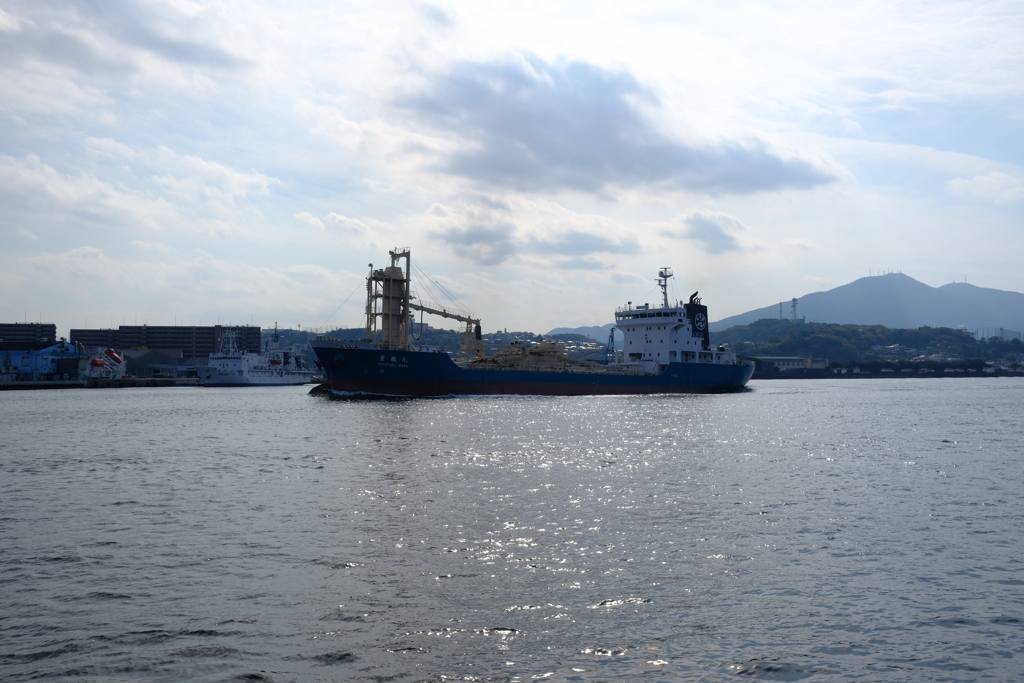 洞海湾の貨物船