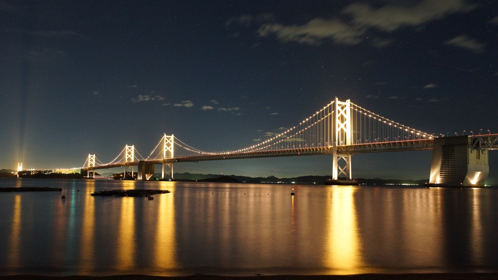 ライトアップされた瀬戸大橋