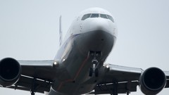 ジャンボジェット機　着陸態勢