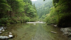 山奥の中にある川