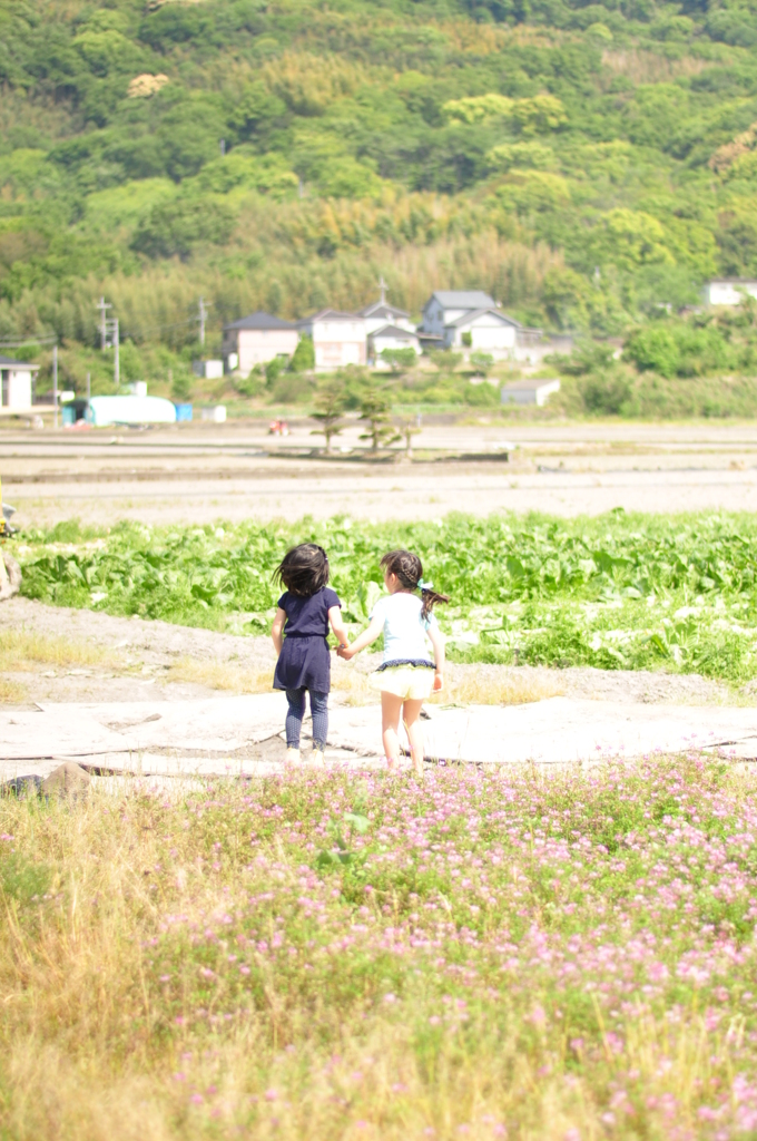 あぜ道の２人