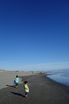 空と海と砂浜と２人