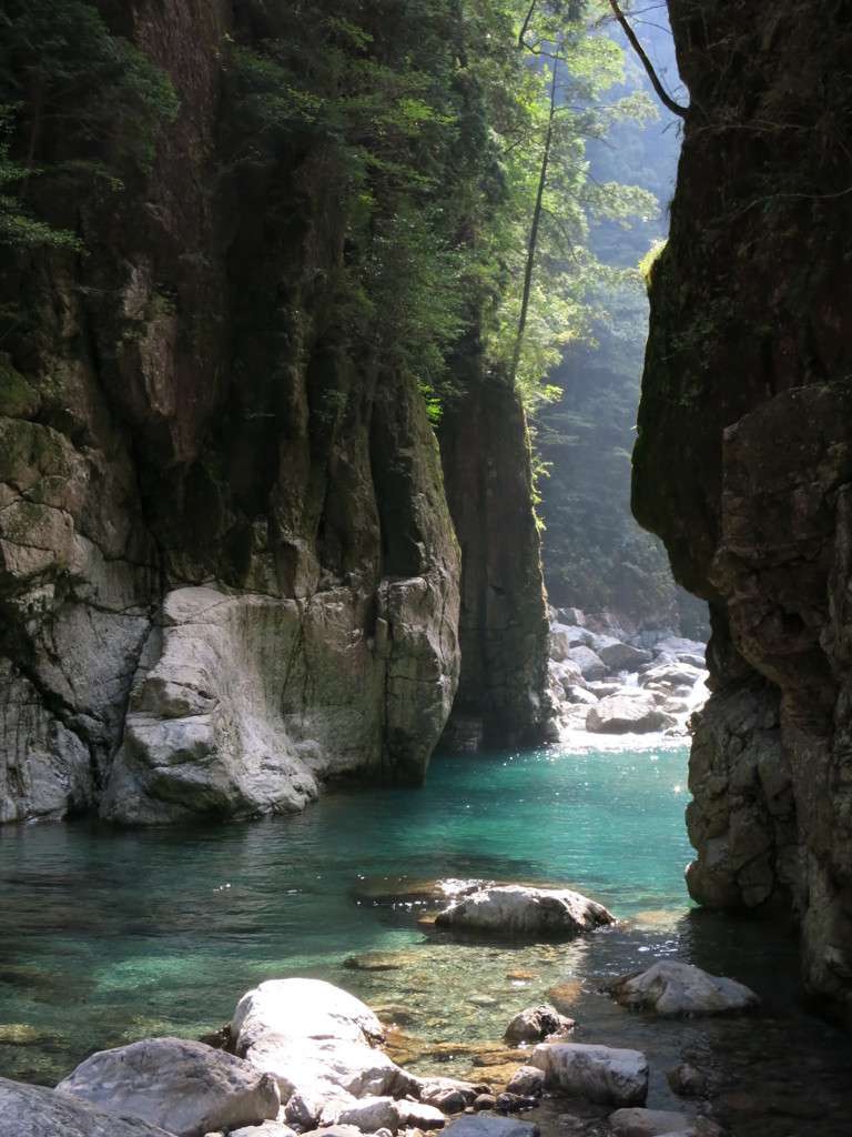 岩戸の向こうに…