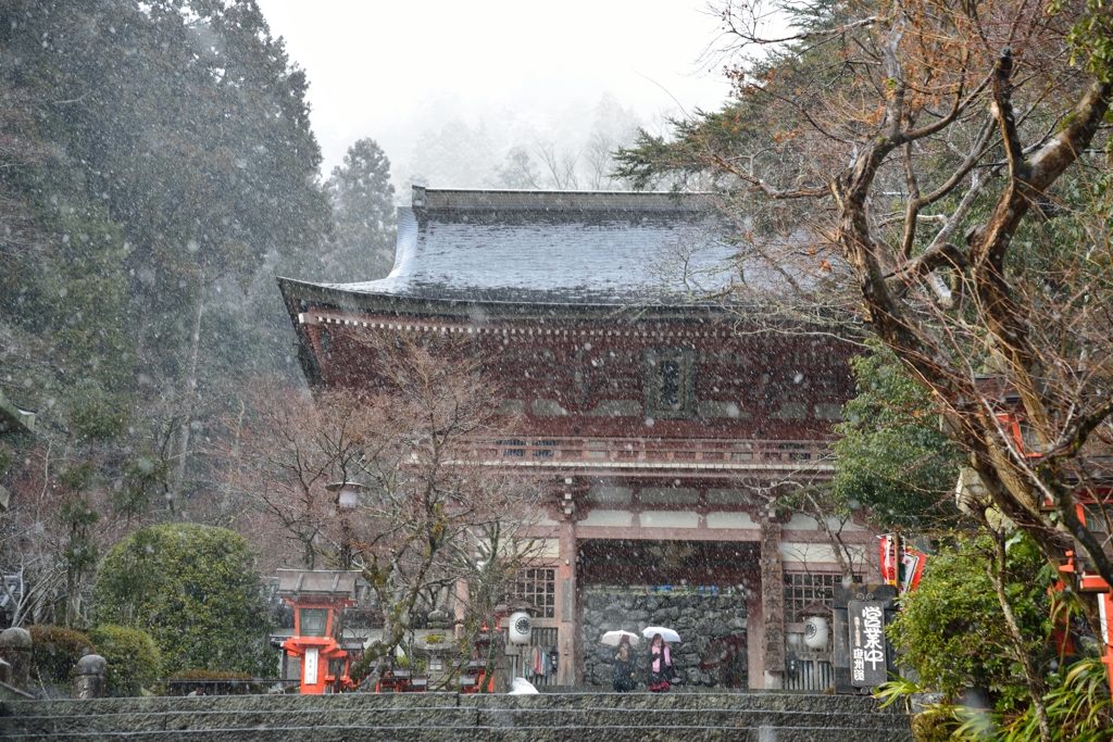 雪降る鞍馬寺