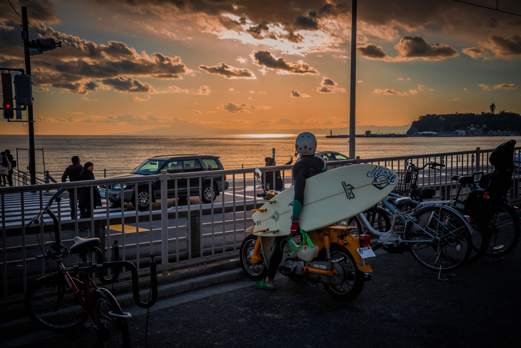 サーファーと夕焼け