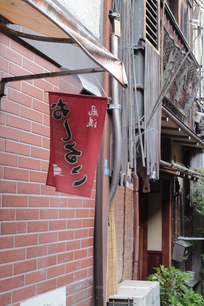 浅草界隈：路地にて