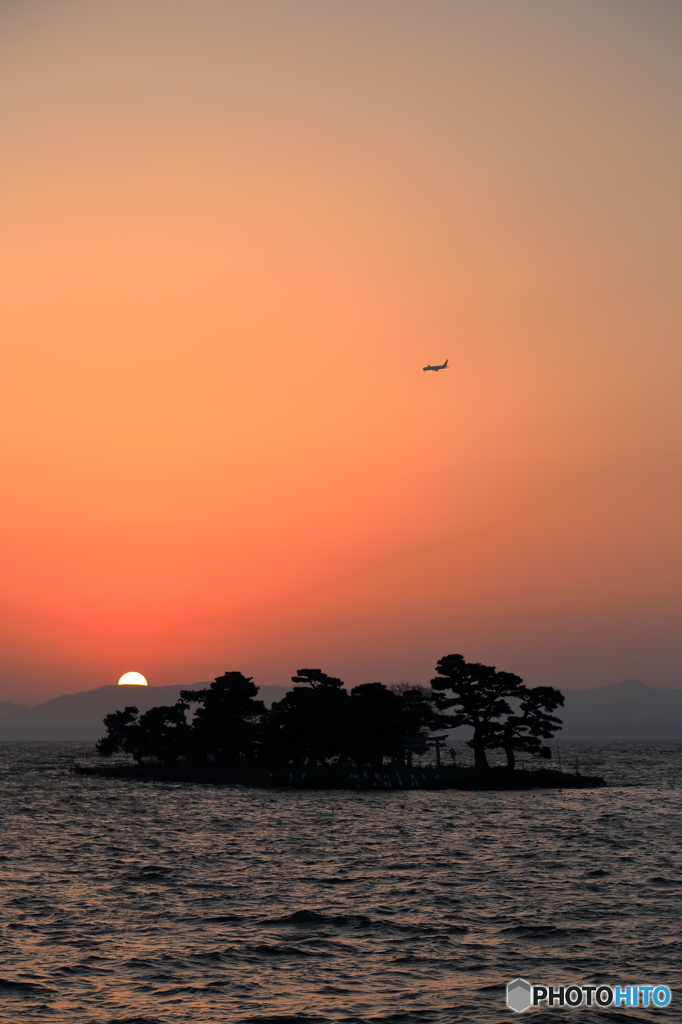 宍道湖の夕日と飛行機と嫁が島