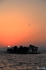 宍道湖の夕日と飛行機と嫁が島