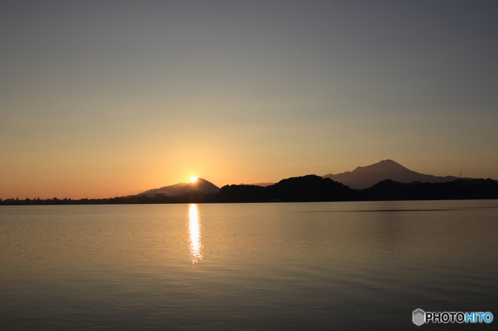中海に朝日が昇る