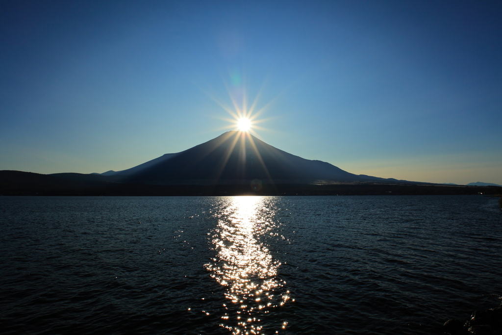 山中湖からのダイヤモンド富士