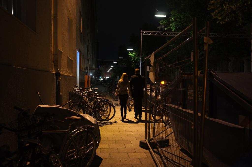 夜、歩く人たち　２