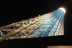 夜にそびえる