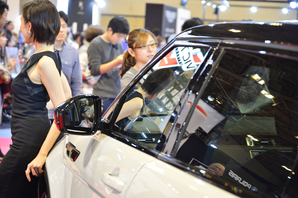 母親に撮られる車内のお子さんをサイドミラー越しに撮るパターン