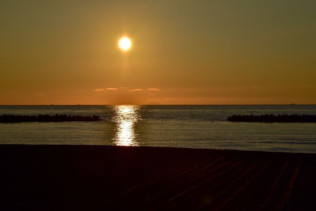 穏やかな日本海に溶ける夕陽