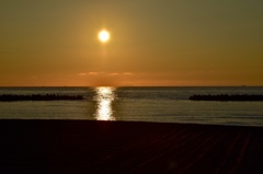 穏やかな日本海に溶ける夕陽