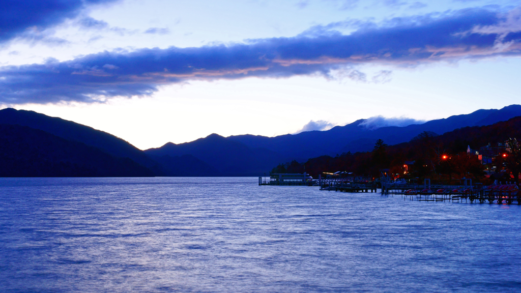 夕暮れの中禅寺湖