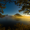 朝の榛名湖と榛名富士