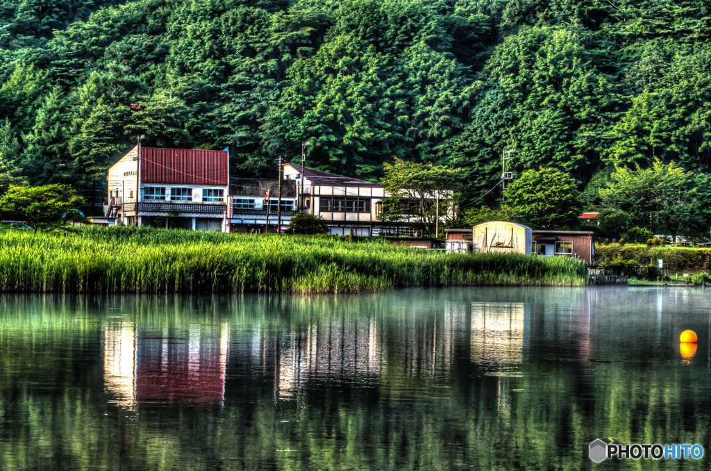湖畔の建物