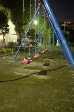 夜のブランコ