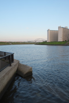 川とマンション