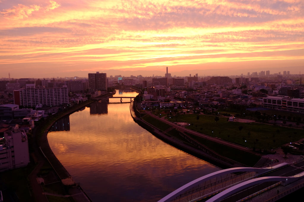 夕焼けと川