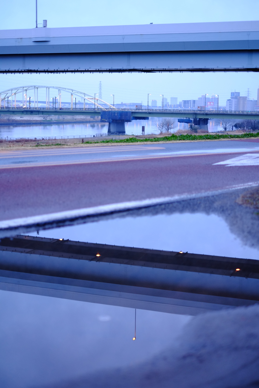 水たまりに写る首都高