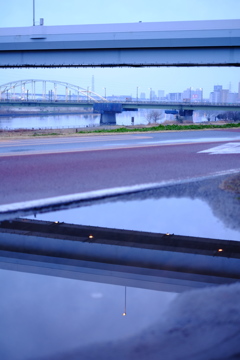 水たまりに写る首都高