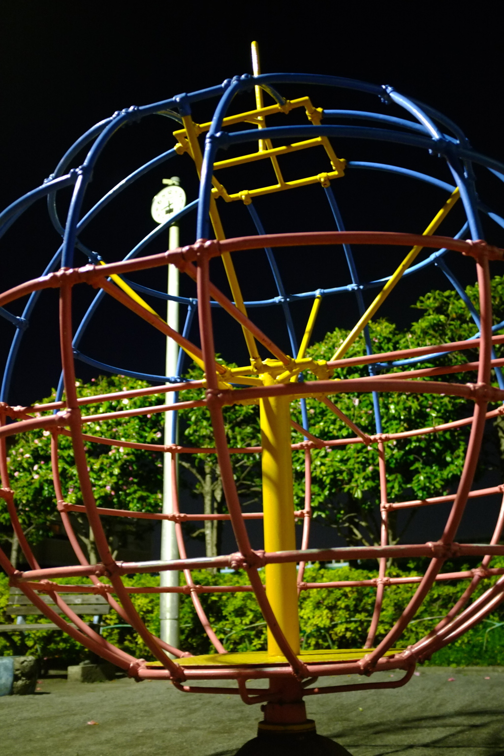 夜の遊具