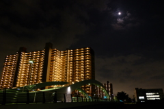 夜の隅田川と月