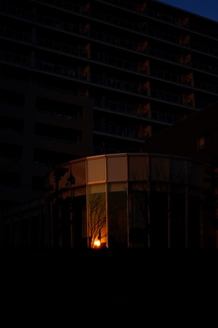 窓に映る夕日