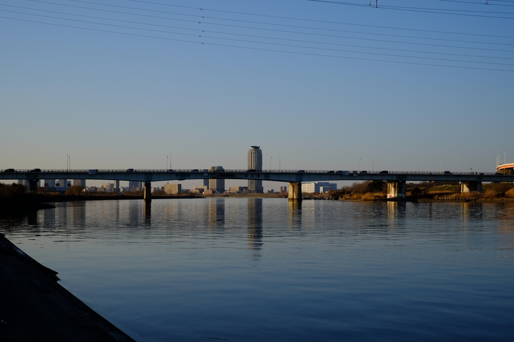 高層マンションと橋