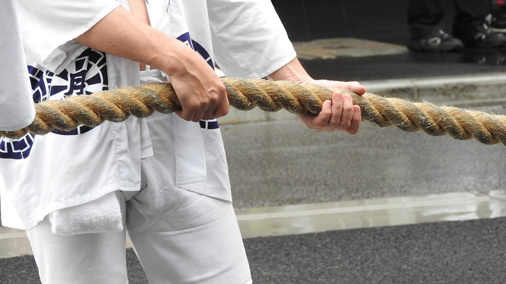 雨の中にて鉾の引き手・・