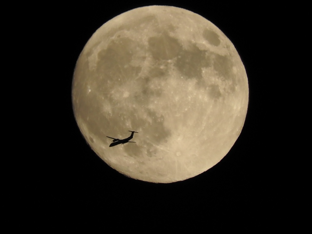 満月と飛行機