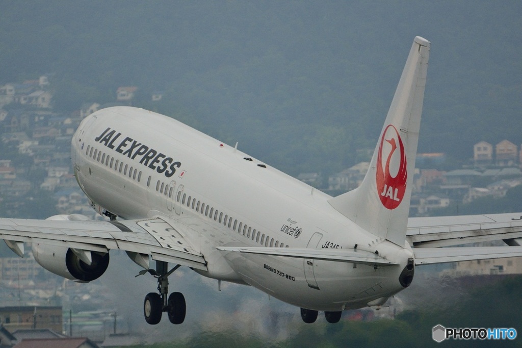 ７３７
